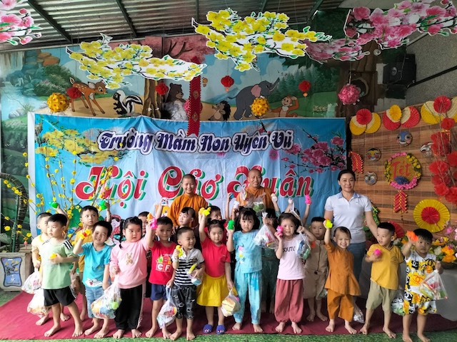 Quy Nhơn: Tịnh xá Ngọc Định phát quà Xuân Quý Mão.